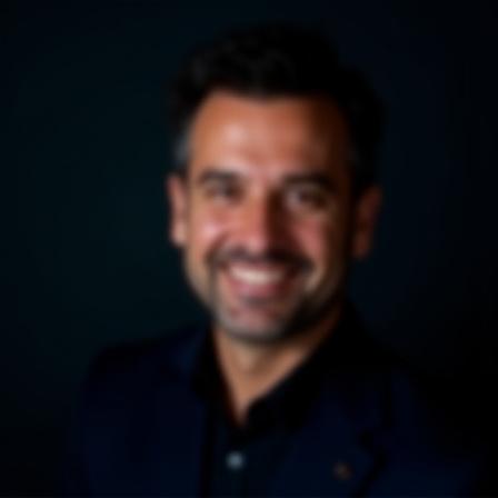 Retrato profesional de Camilo Duarte, Director Creativo de Taita Prisma.